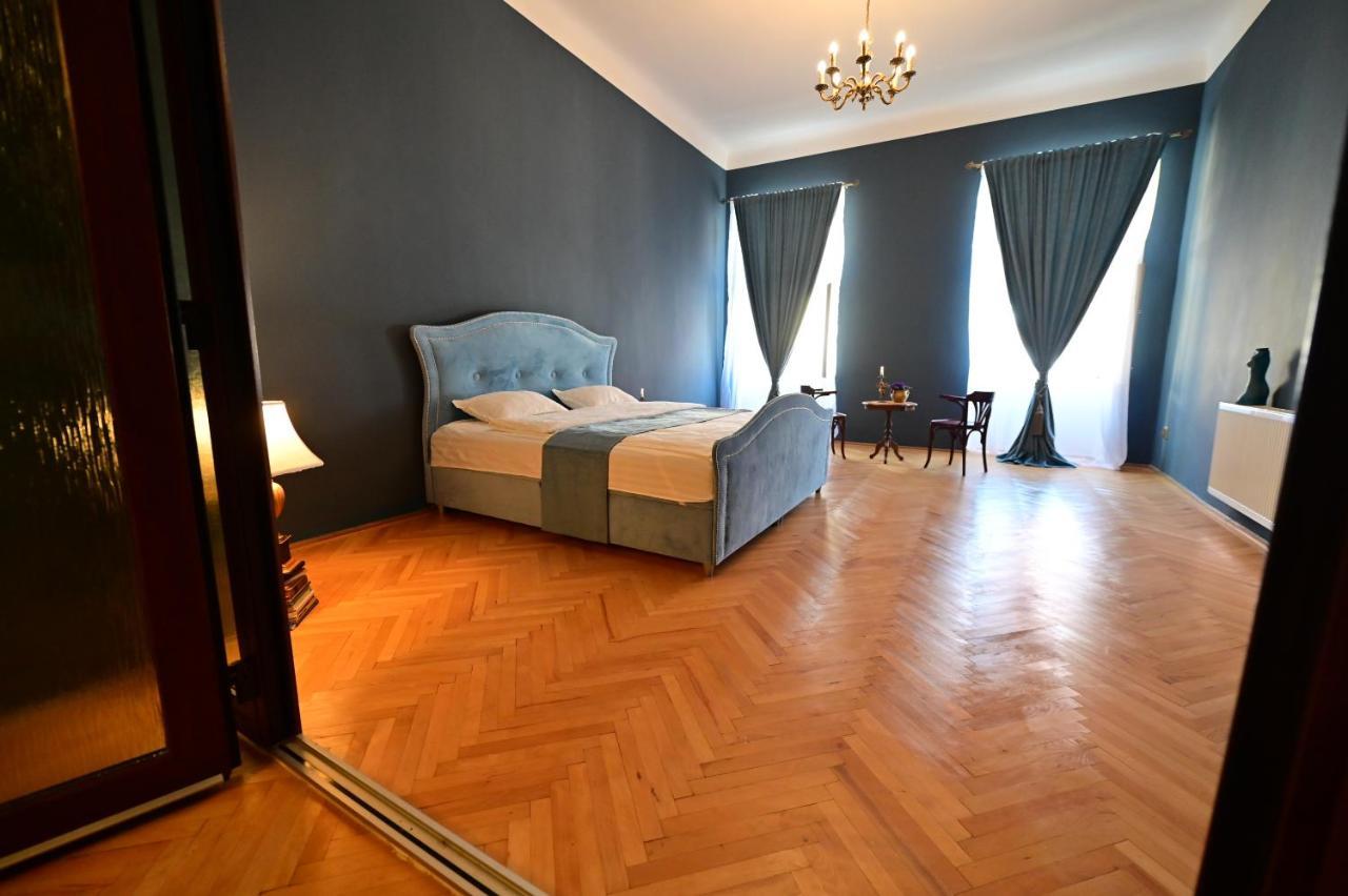 Lovely 2 Bedroom Apartment In Historic City Center Sibiu Bagian luar foto