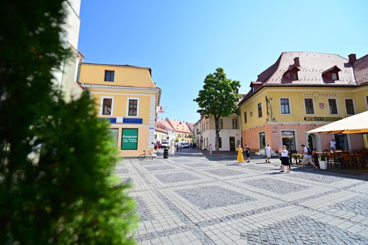 Lovely 2 Bedroom Apartment In Historic City Center Sibiu Bagian luar foto