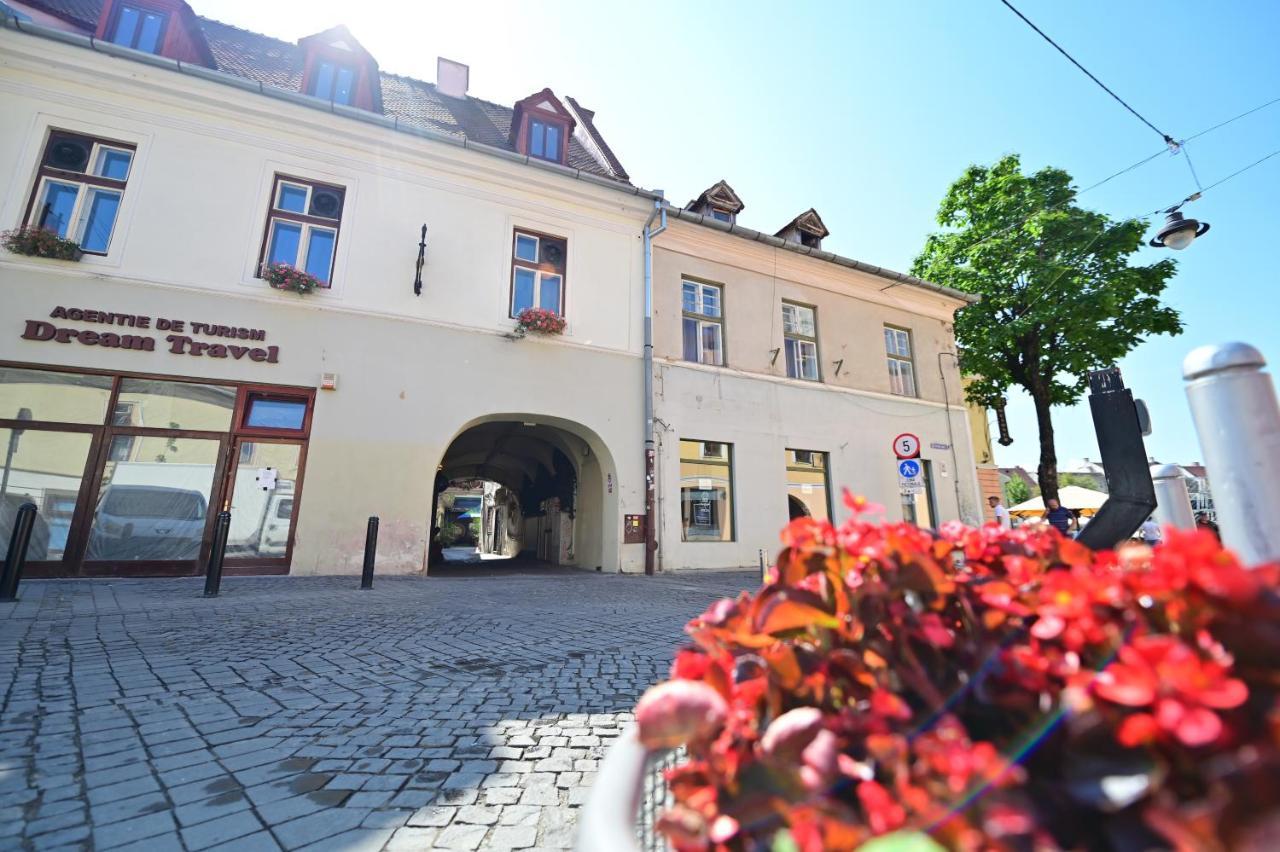 Lovely 2 Bedroom Apartment In Historic City Center Sibiu Bagian luar foto