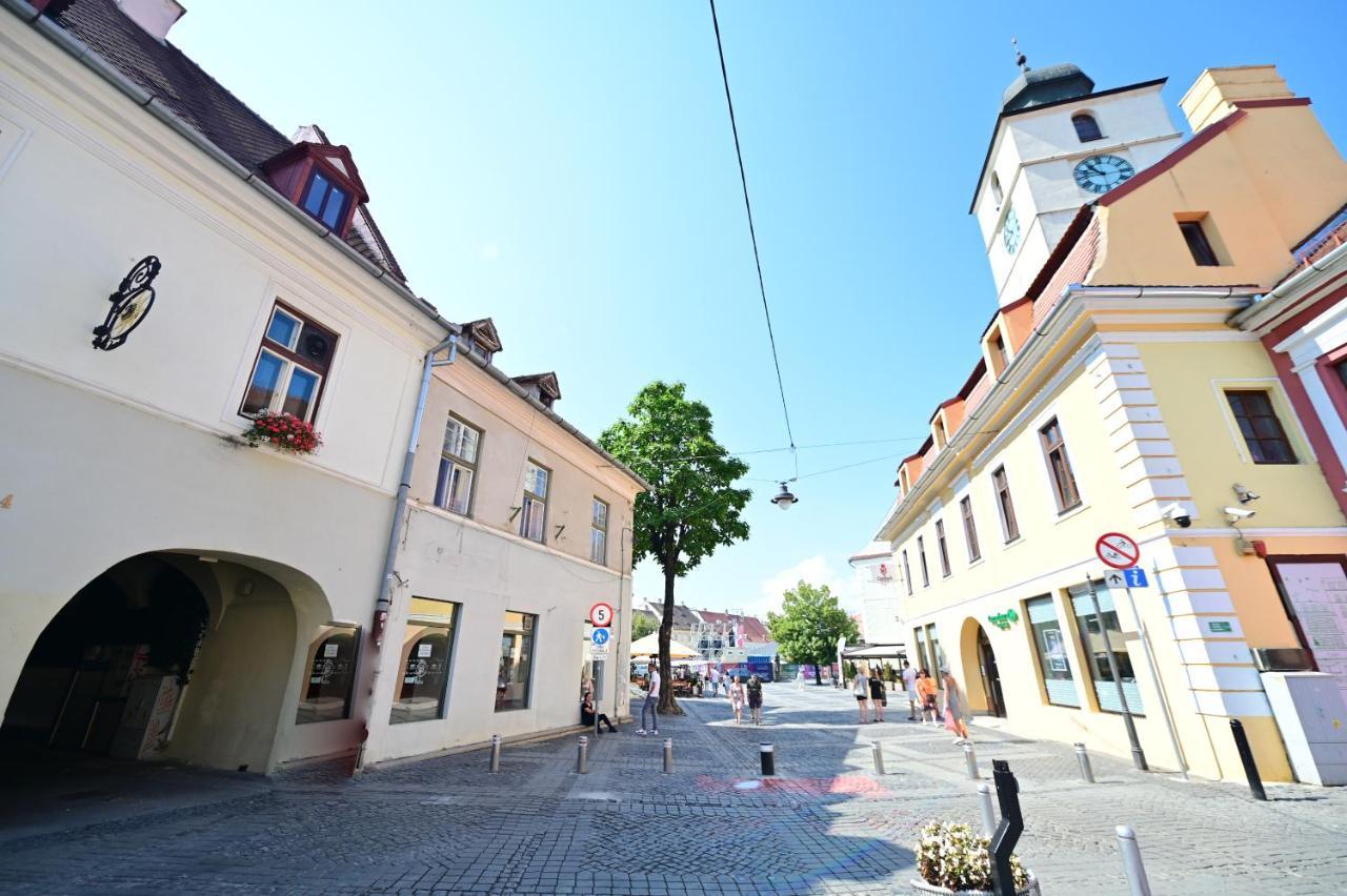 Lovely 2 Bedroom Apartment In Historic City Center Sibiu Bagian luar foto